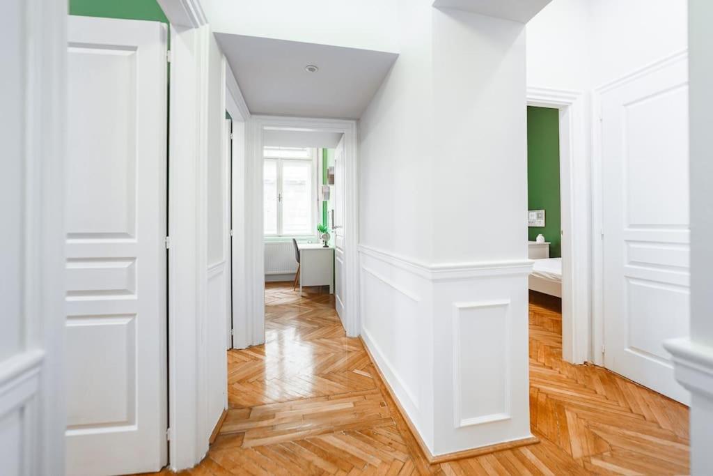 Cityscape Budget Art Deco Apartment
