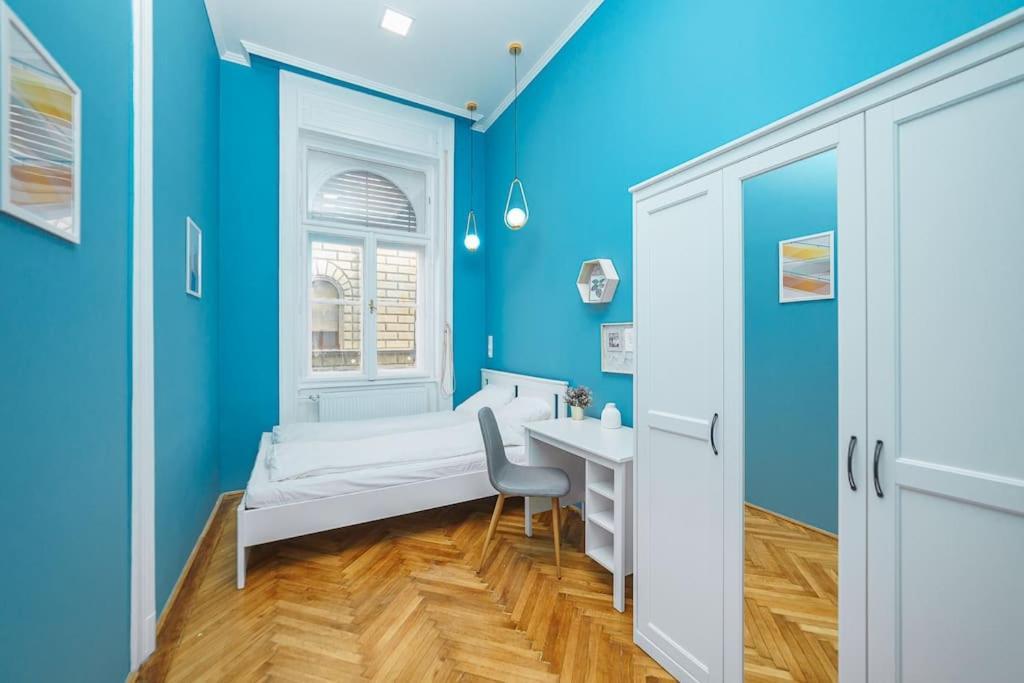 Cityscape Budget Art Deco Apartment Budapest