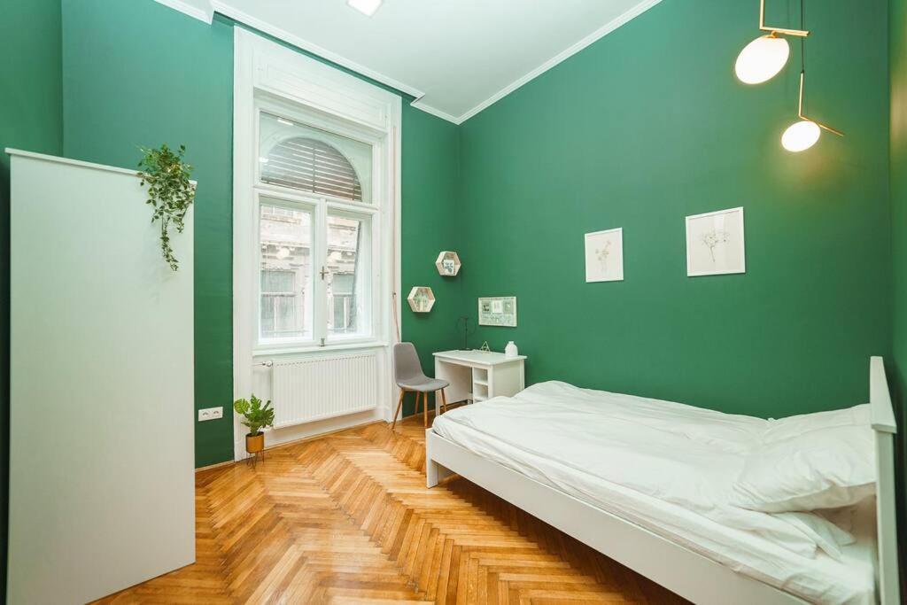 Cityscape Budget Art Deco Apartment